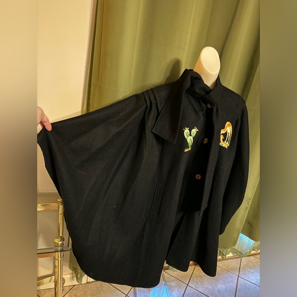 Vintage Black South American Vicuña Cactus Embroidered Wool Aztec Poncho Cape - Picture 9 of 10